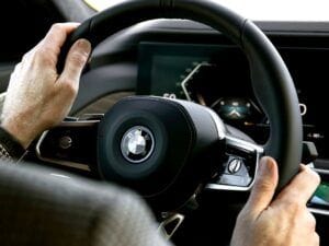 Auto met chauffeur achter het stuur